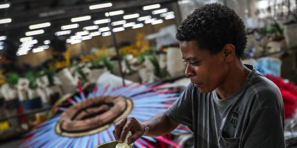 Artesanos trabajan en los últimos preparativos de las carrozas y atrezzo en el galpón de la escuela de samba Porto da Pedra.