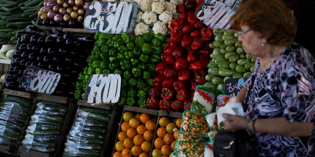Tras medidas de Milei, suben precios de productos argentinos en mercados de  La Paz