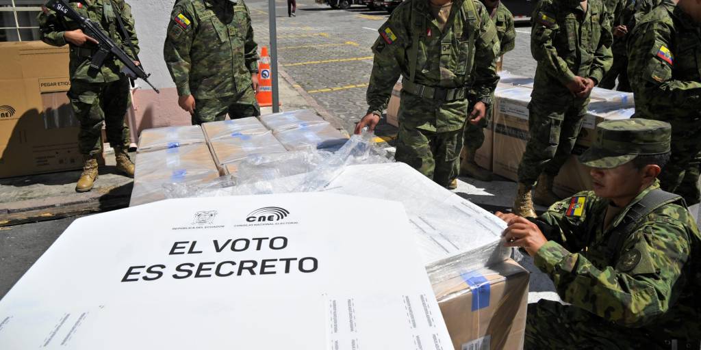 Personal militar de Ecuador se prepara para despachar material electoral.