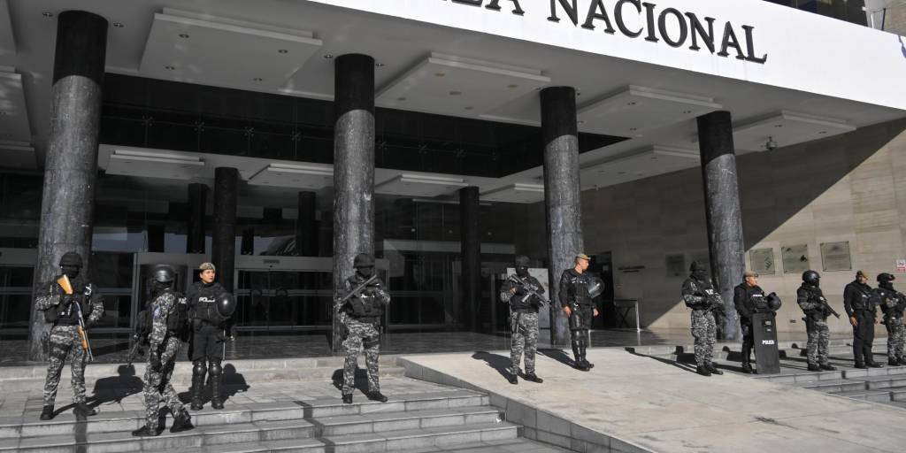 Las fuerzas policiales montan guardia frente a la Asamblea Nacional en Quito.