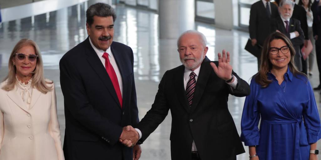El presidente de Brasil, Luiz Inácio Lula da Silva, acompañado de la primera dama, Janja Lula da Silva (d), recibe a su homólogo venezolano, Nicolás Maduro, y a la primera dama, Cilia Flores, este lunes en el Palacio do Planalto, en Brasilia.