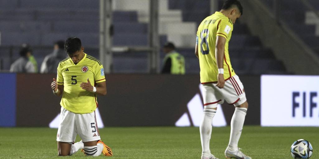 Kevin Mantilla (iz) y Gustavo Puerta (dr) de Colombia reaccionan este sábado, al final de un partido de los cuartos de final de la Copa Mundial de Fútbol sub-20 entre Colombia y Italia