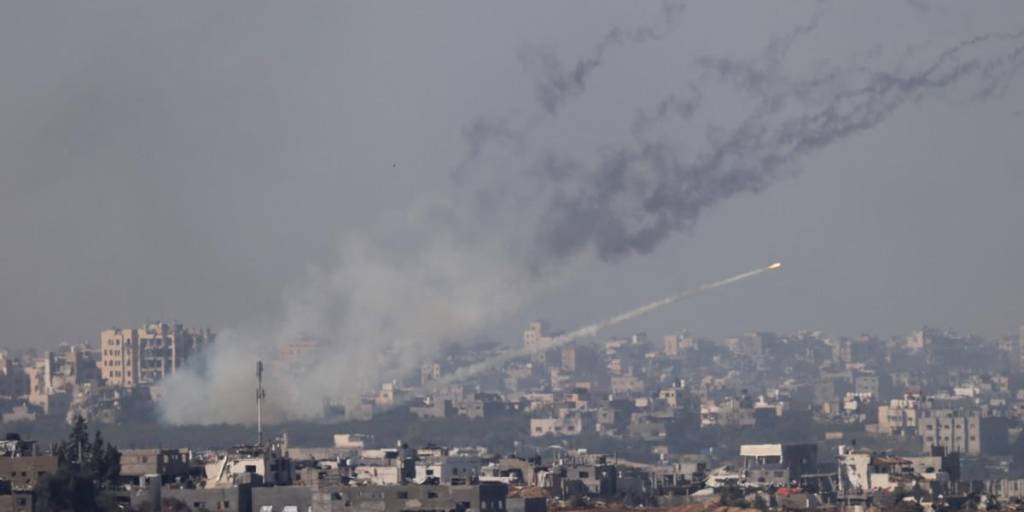 Un cohete disparado desde el interior de la Franja de Gaza hacia Israel, mientras se reanudaban las batallas entre las fuerzas israelíes y los militantes de Hamás, este 1 de diciembre.