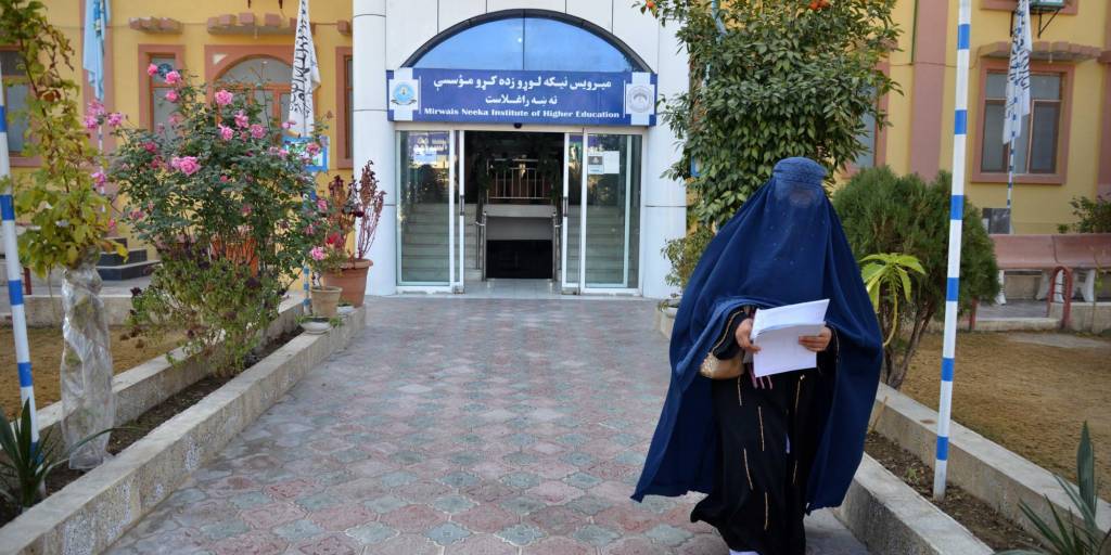 Las mujeres afganas deberán dejar la universidad