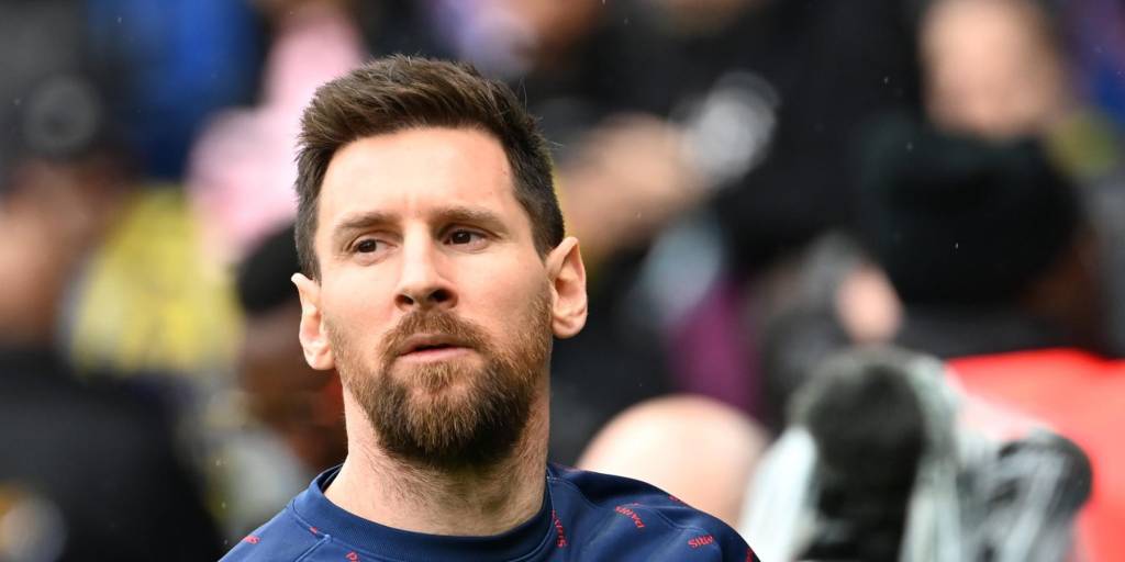 El delantero argentino del Paris Saint-Germain, Lionel Messi, observa antes del partido de fútbol de la L1 francesa entre el Paris-Saint Germain (PSG) y el Girondins de Bordeaux.