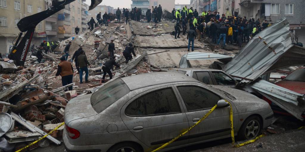 La gente busca sobrevivientes en Diyarbakir, después de que un terremoto de magnitud 7,8 azotara el sureste de Turquía.
