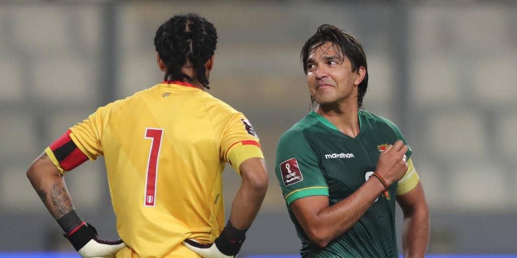 Marcelo Martins (der.) capitán y goleador de la selección de Bolivia