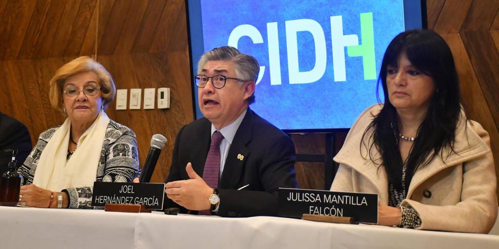 El relator para Bolivia de la CIDH, Joel Hernández (c), habló sobre su presencia en el acto de desagravio a vocales electorales del 2019