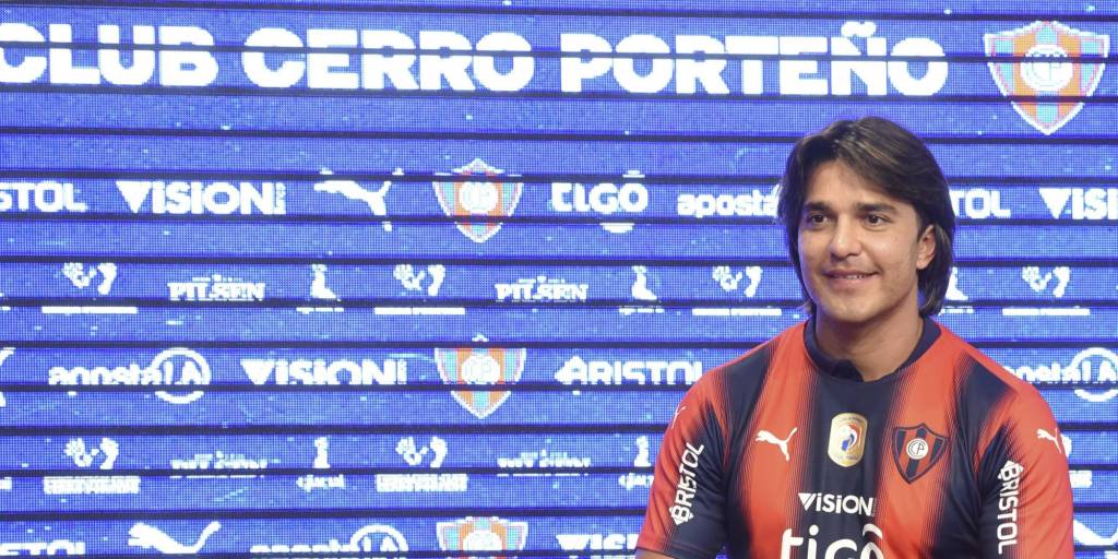 Marcelo Martins con la camiseta de Cerro Porteño
