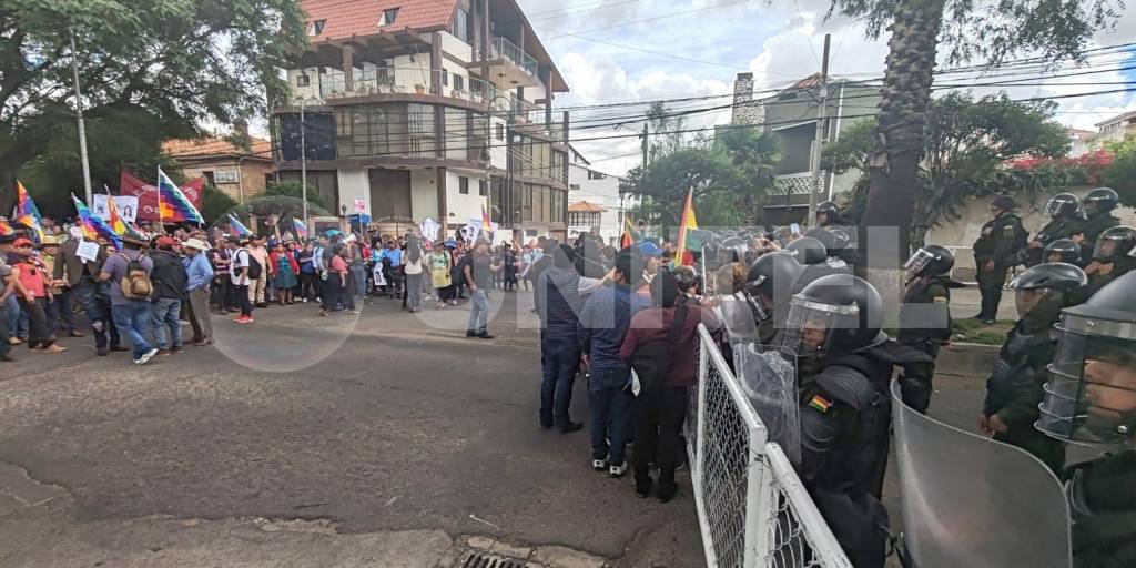 Los sectores que respaldan a Evo Morales intentan romper una de las barraicas instaladas por la Policía cerca del TCP.