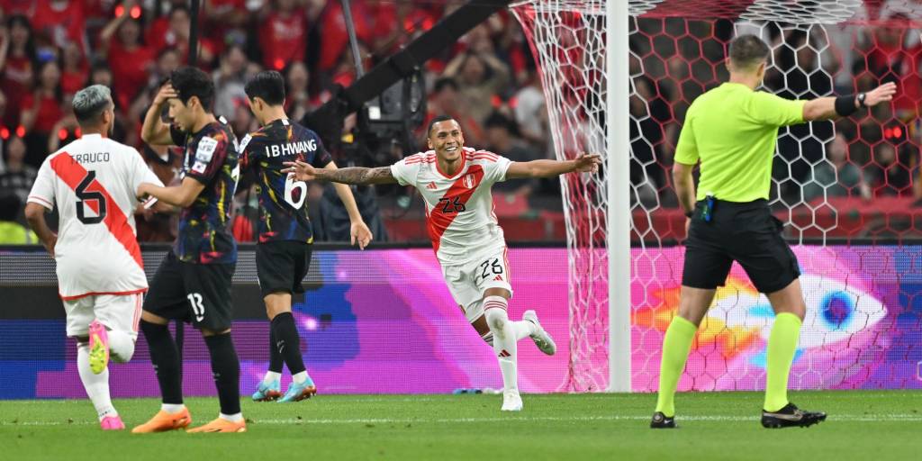 Bryan Reyna celebra el gol que le dio la victoria a Perú