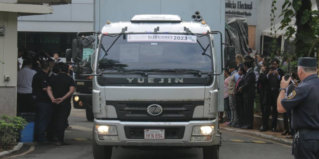 Camiones con material y máquinas de votación salen hoy de la sede del ente electoral, en Asunción.