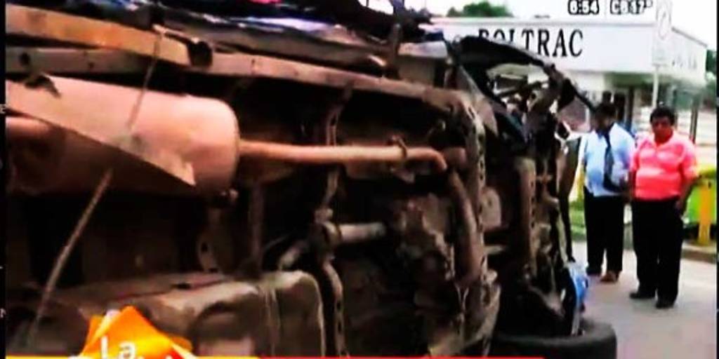 Camioneta chocó contra un poste de luz y dio vuelta de campana