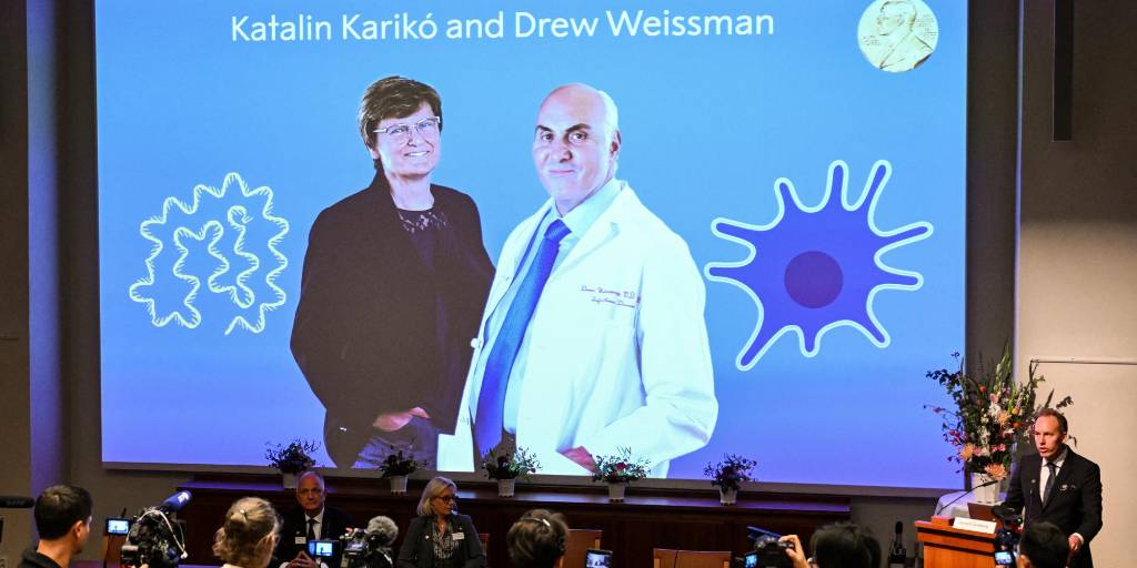 La bioquímica húngara Katalin Karikó y el investigador estadounidense Drew Weissman