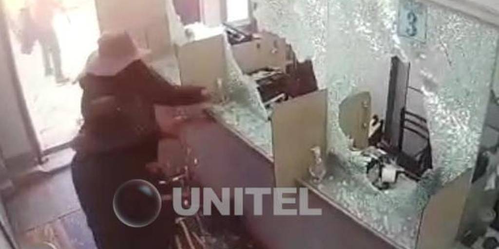 El momento en el que los atracadores irrumpen en una de las casas de cambio de El Alto