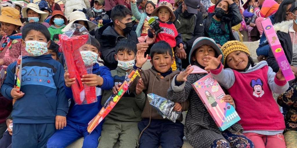 Un grupo de niños que recibió los regalos en Villa Ingenio
