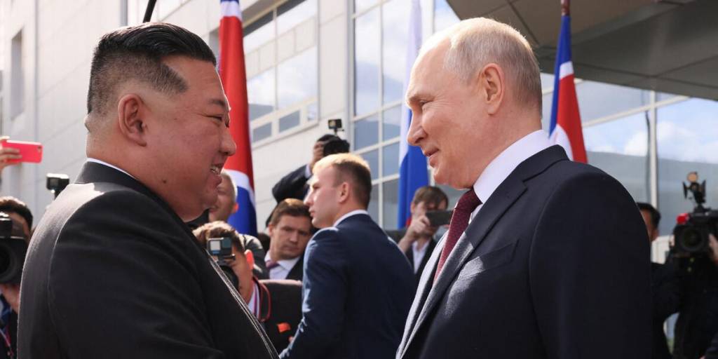 El presidente de Rusia, Vladimir Putin (D), le da la mano al líder de Corea del Norte, Kim Jong Un (I), durante su reunión en el cosmódromo de Vostochny.