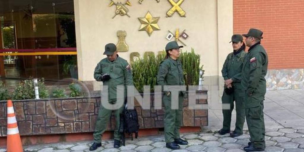 Militares venezolanos en dependencias del COE en La Paz
