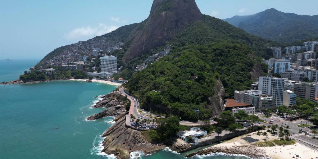 Vista aérea de la playa de Leblon y la montaña Dois Irmaos en Río de Janeiro.