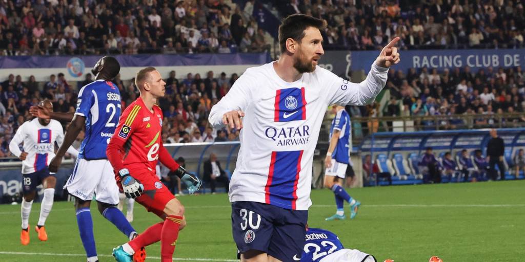 Lionel Messi del Paris Saint Germain celebra tras marcar el gol inicial durante el partido de fútbol de la Ligue 1 francesa entre el RC Strasbourg y el Paris Saint Germain.