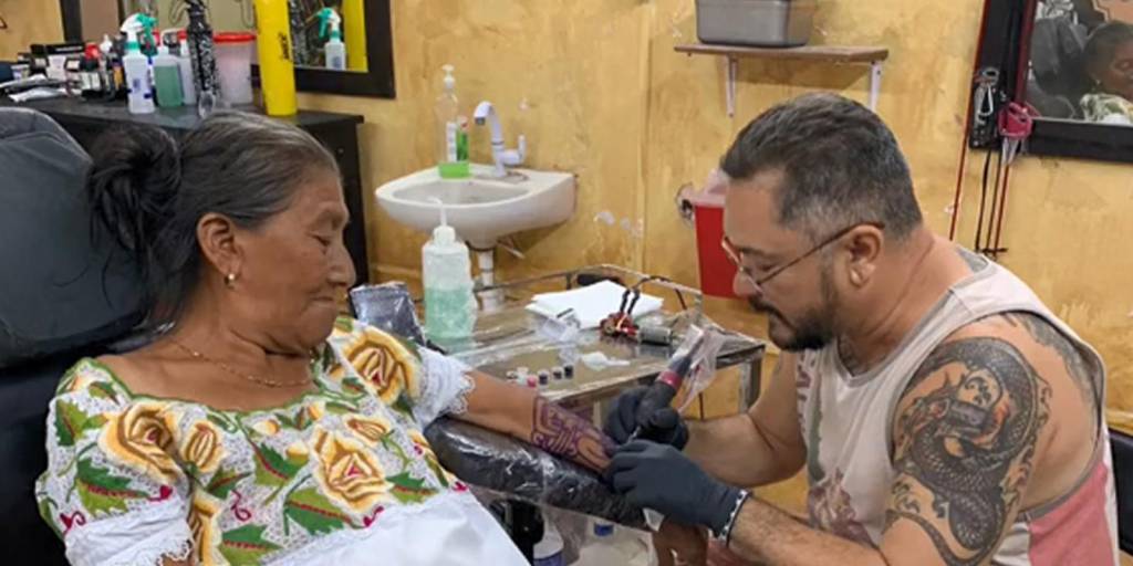 Una abuelita se tatuó el brazo por primera vez