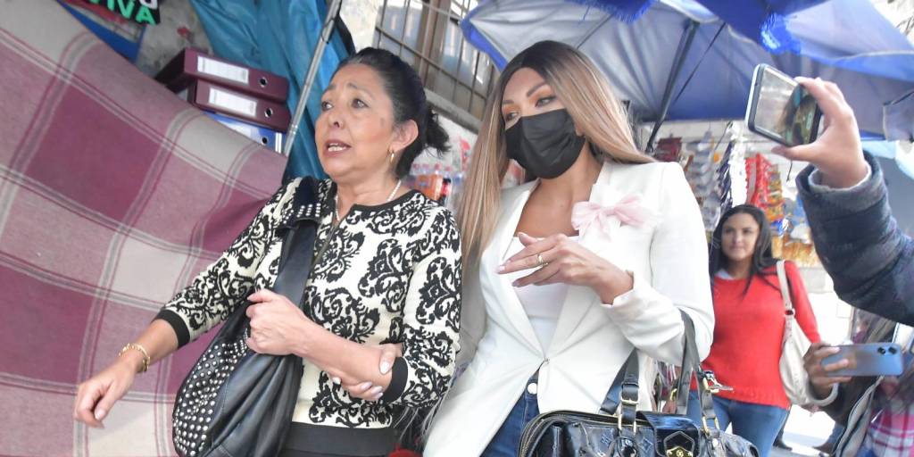Ximena Fortún junto a Gabriela Zapata al salir del Juzgado en La Paz.