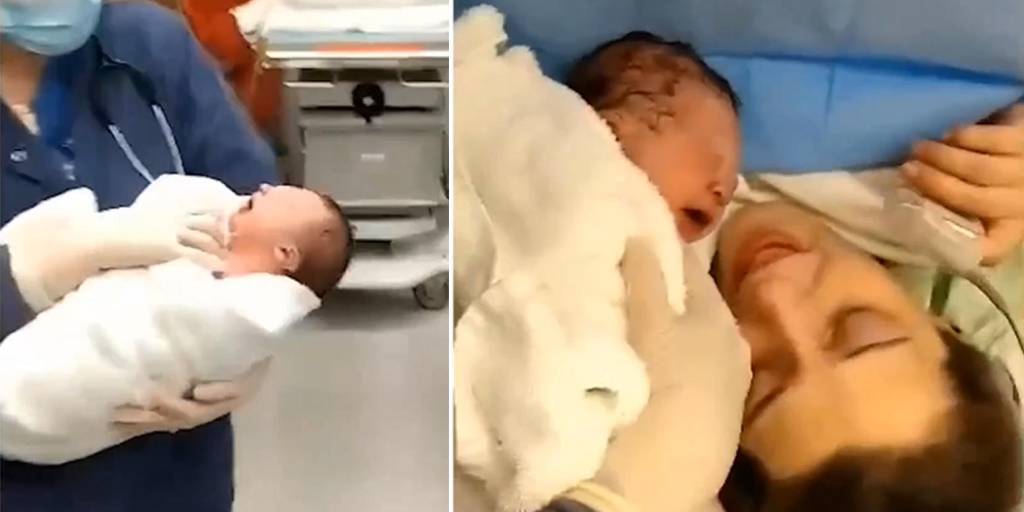 Una bebé recién nacido reacciona al primer beso de su mamá