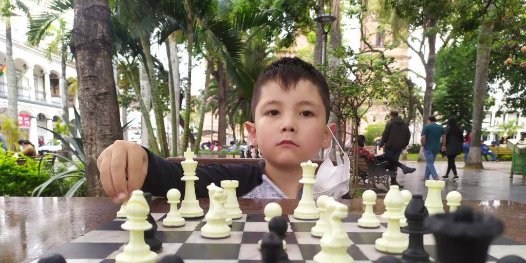 Thiago jugando al ajedrez en la plaza 24 de Septiembre