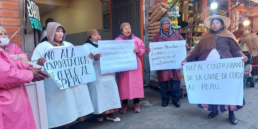 Comerciantes de carne de cerdo protestan en El Alto.