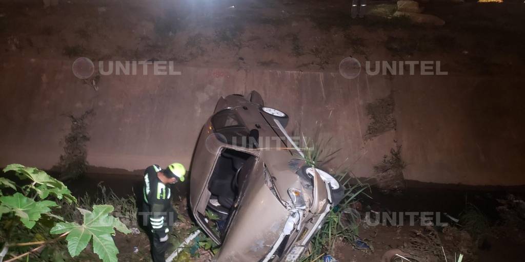 Conductor pierde la vida tras caer en un canal de drenaje en la zona de ...