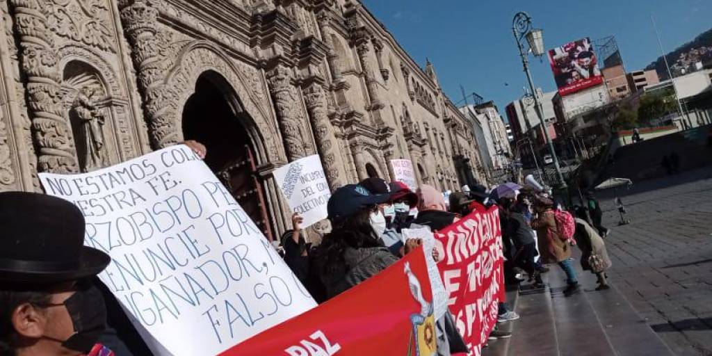 Trabajadores protestan en la puerta de la Iglesia San Francisco