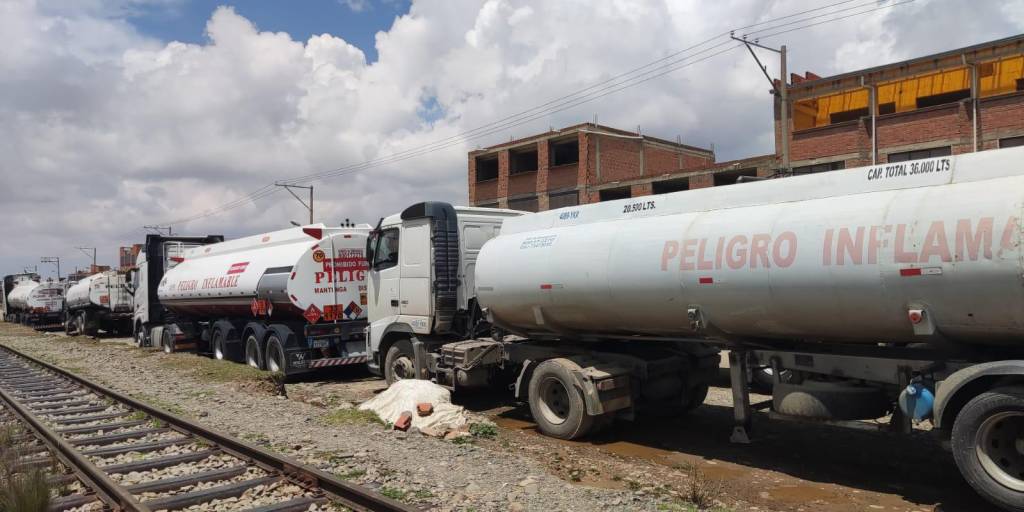 Camiones cisternas en Senkata, El Alto