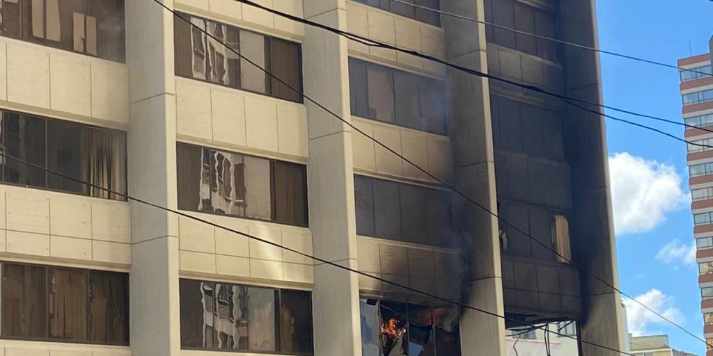 Incendio en el edificio del Palacio de Telecomunicaciones moviliza a Bomberos en La Paz