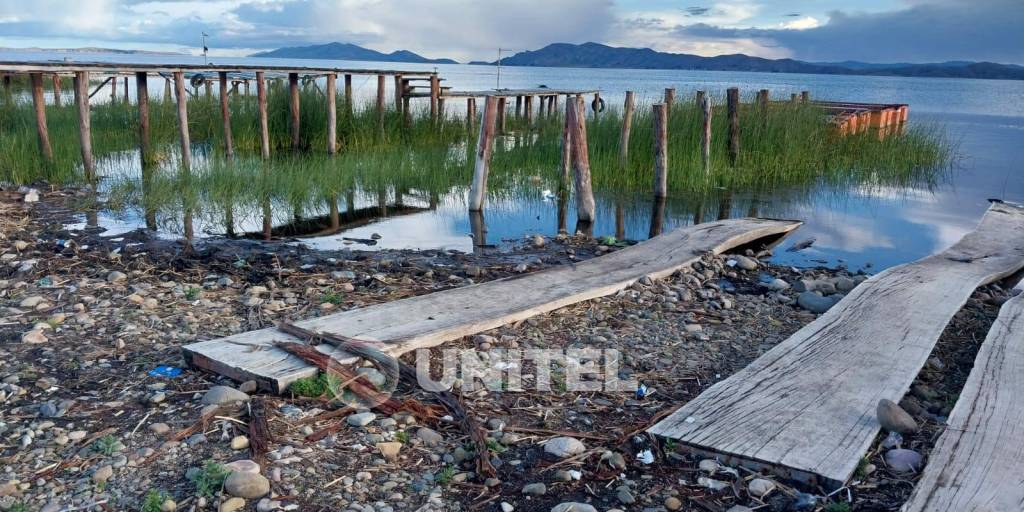 Los muelles del lago Titicaca quedaron inservibles