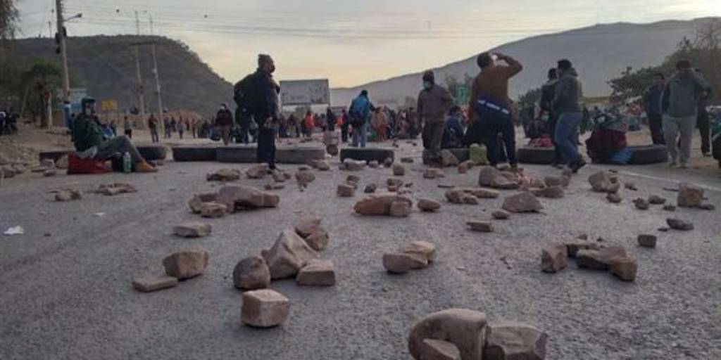 Tres días de bloqueo en Parotani: viajeros, transportistas y hasta ...