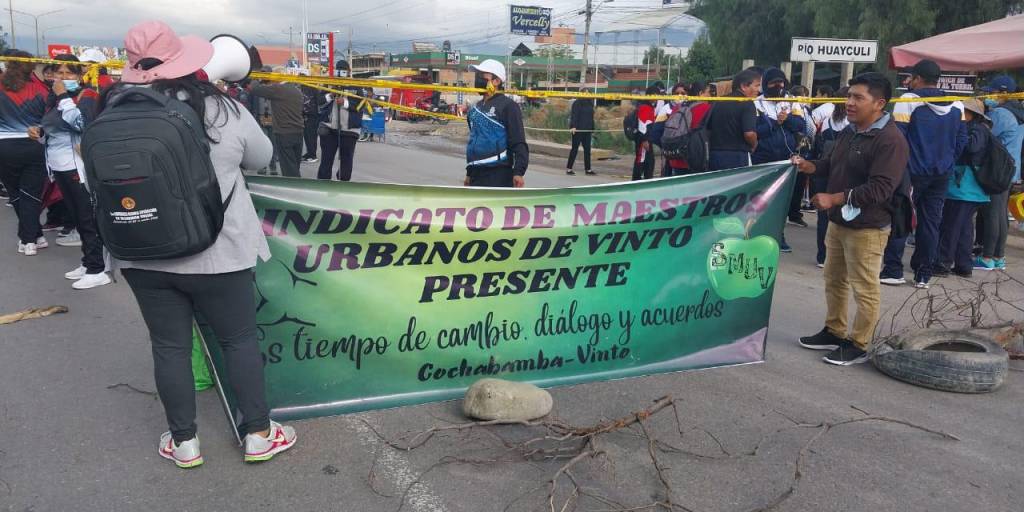 Un grupo de maestros de Cochabamba bloquean la ruta al occidente.