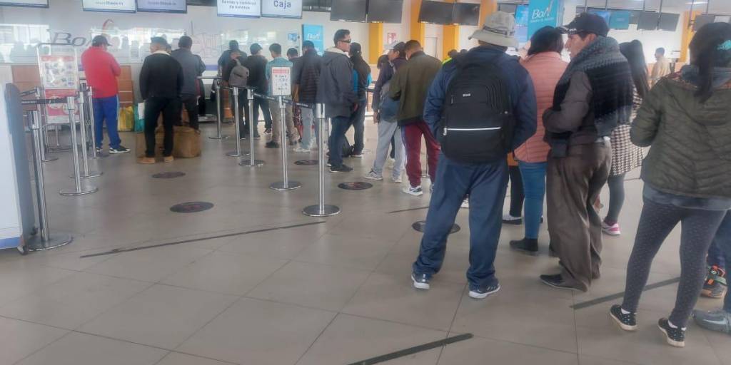 Viajeros intentan conseguir pasajes en el aeropuerto de El Alto