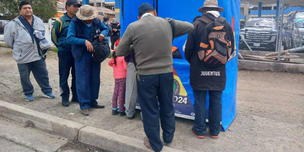 Filas para la compra del seguro en El Alto.