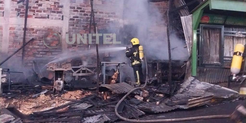 “Solo se escuchó una explosión”: Arde una barraca y alarma a vecinos de Villa San Antonio en La Paz