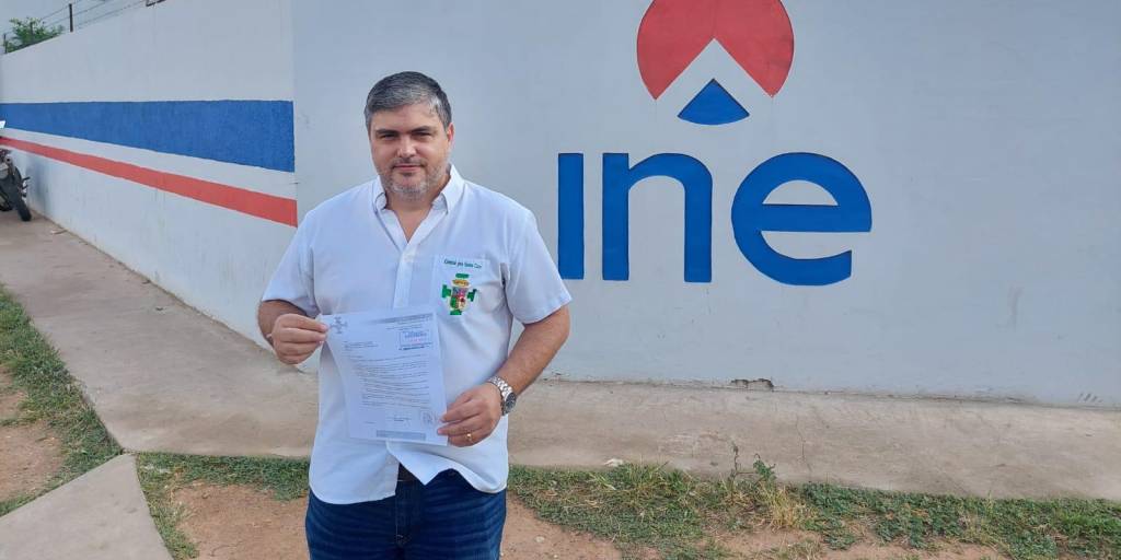 Fernando Larach llegó hasta oficinas del INE en Santa Cruz