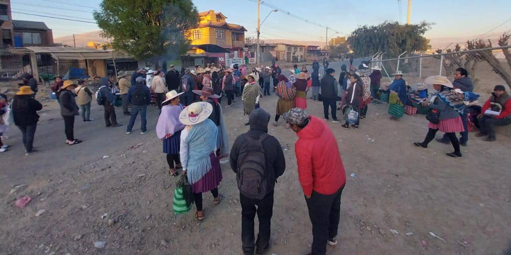 Las personas se mantienen cerrando la vía afuera de la Planta de Agua
