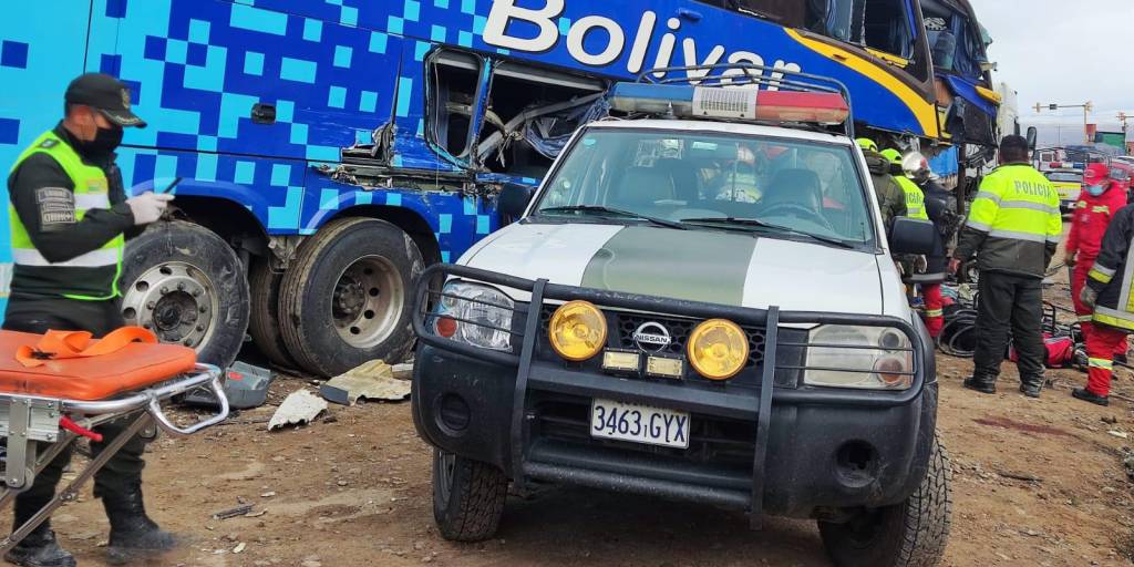 Aparatoso choque entre dos camiones y un bus en la ruta La Paz - Oruro