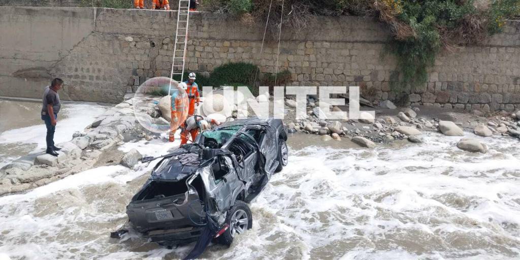 El vehículo quedó destrozado tras caer al río Choqueyapu.