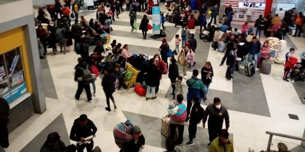 Personas buscan boletos en la Terminal de Buses de La Paz.