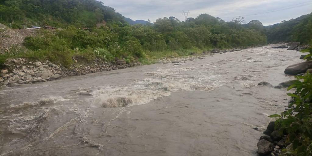 Sube el nivel de agua en ríos del Trópico