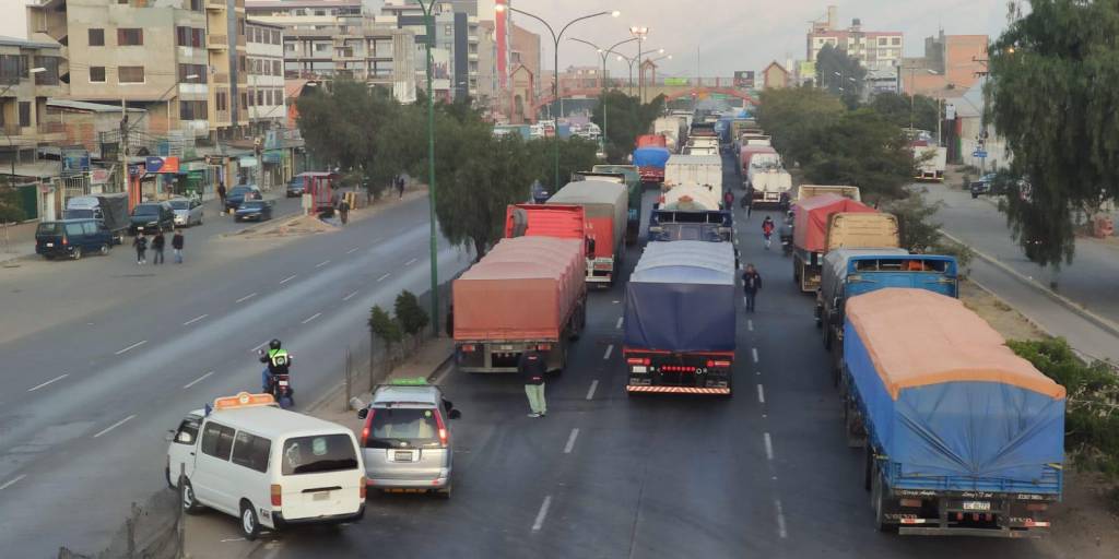 Camiones varados sobre la avenida Blanco Galindo - Cochabamba