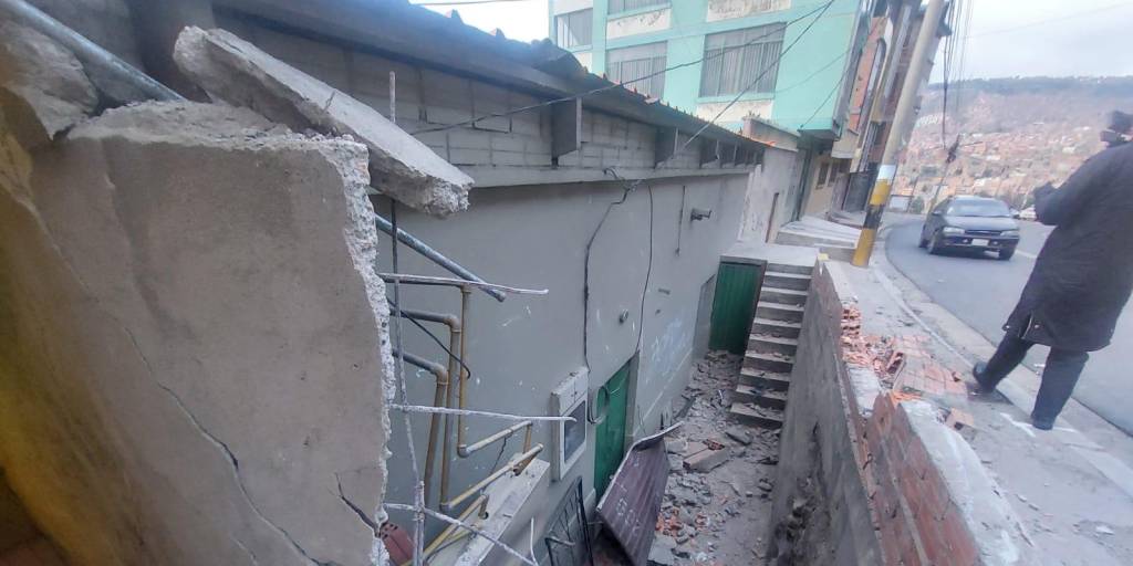 Los daños que dejó el choque de un vehículo en el barrio Periférica de La Paz.