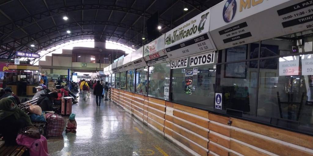 Bloqueos Suspenden salidas de buses a Santa Cruz desde la