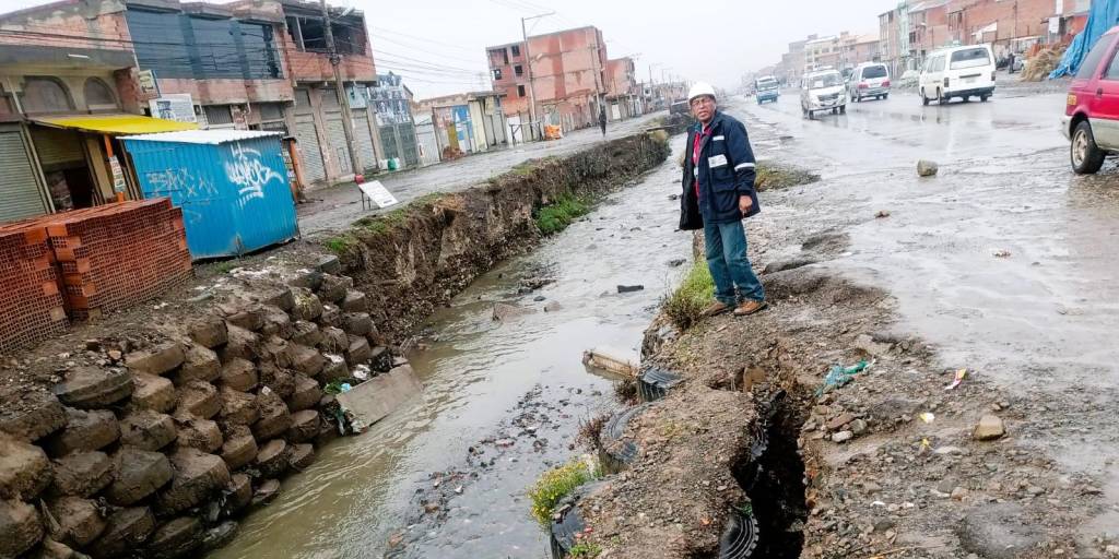 Un funcionario inspecciona uno de los ríos de El Alto.
