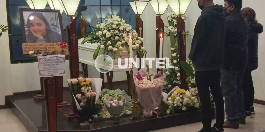 Los restos de Valentina son velados por sus familiares y amigos.